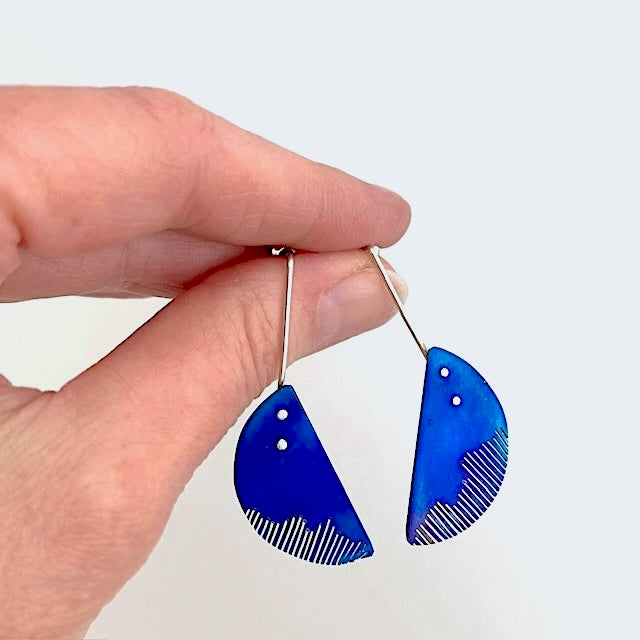 Boucles géométriques composées d'un demi cercle en titane bleui à la flamme et découpé à la main,suspendu à une tige droite en argent.