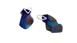 Boucles d'oreilles asymétriques en titane scié et bleuit à la flamme puis associé à l'argent. 