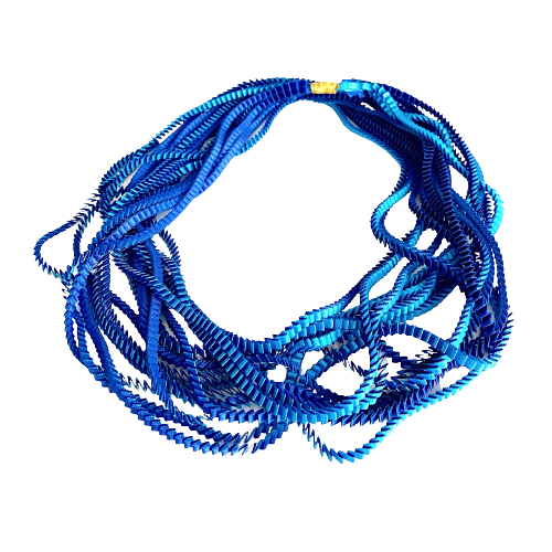 Long collier coloré composé de huit bandes de satin plissé bleu royal,turquoise reliées les unes aux autres par un lien de coton jaune