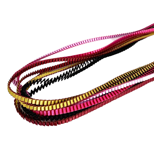 Long collier coloré composé de huit bandes de satin plissé noir,bordeaux,gold,lilas,fushia reliées les unes aux autres par un lien de coton jaune