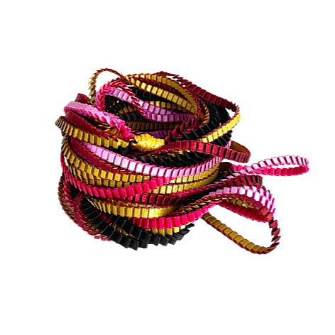 Long collier coloré composé de huit bandes de satin plissé noir,bordeaux,gold,lilas,fushia reliées les unes aux autres par un lien de coton jaune