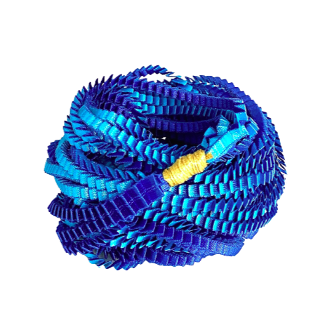 Long collier coloré composé de huit bandes de satin plissé bleu royal,turquoise reliées les unes aux autres par un lien de coton jaune