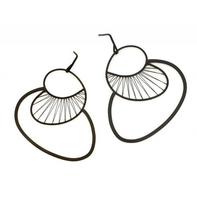 Boucles d'oreilles tissées en laiton patiné noir vernis.