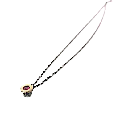 Pendentif minimaliste rond en argent texturé, or jaune et rubis, chaîne argent patiné.