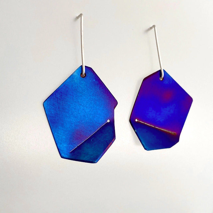 Boucles d'oreilles en titane plié et scié bleu foncé montées sur tiges en argent