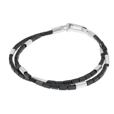 Bracelet double rangs en perles d'hématites grises rectangulaires et perles d'argent. fermoir argent mat brossé.