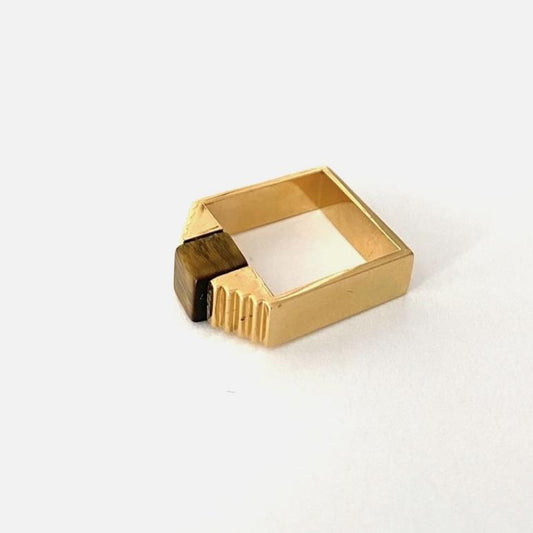 Bague architecturale en vermeil avec une pierre oeil de tigre en forme de cube, imbriqué entre deux éléments en formes d'escalier.