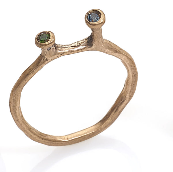 Bague anneau fin en bronze avec 1 Topaze bleue et 1 Diopside verte. 
