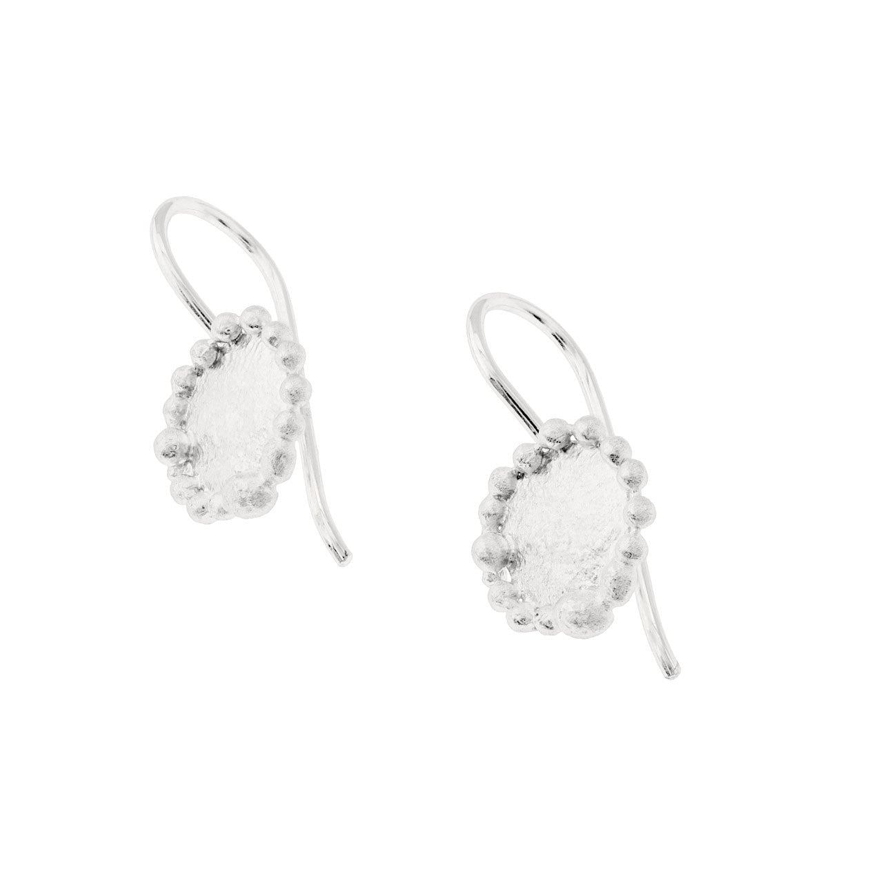 Petites boucles composées d'un rond texturé cerclé de mini perles en argent. Fermées par des crochets.