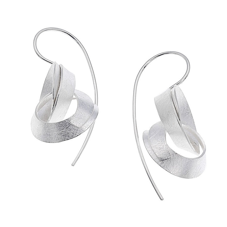 Ces boucles d'oreilles en argent texturé, présentent deux anneaux entrelacés sur de longues tiges d'argent forme crochet pour fermeture.