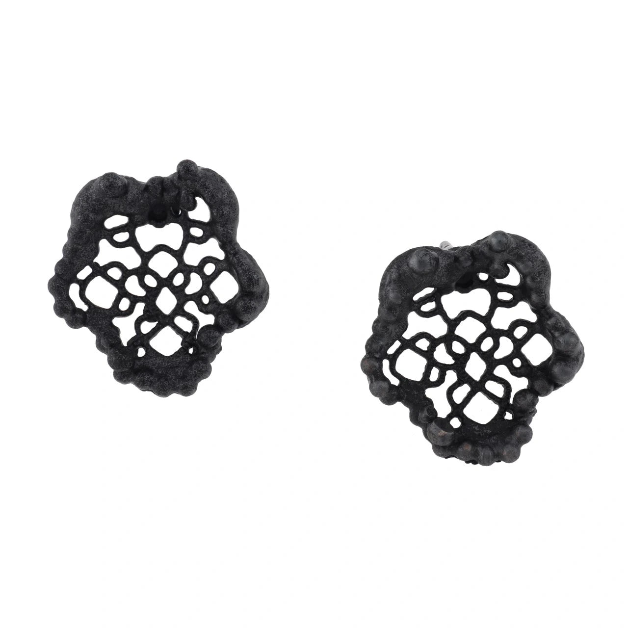 Puces d'oreilles de forme floral en argent patiné noir au motif ajouré façon dentelle. 