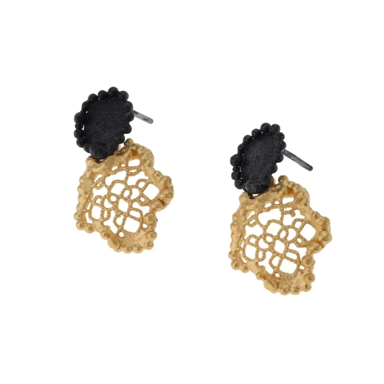 Pendantes sont composées de deux éléments distincts. Sur l'oreille, un élément rond argent patiné noir, rehaussé de délicates perles de métal. En suspension, un élément en argent plaqué or jaune ajouré façon dentelle.