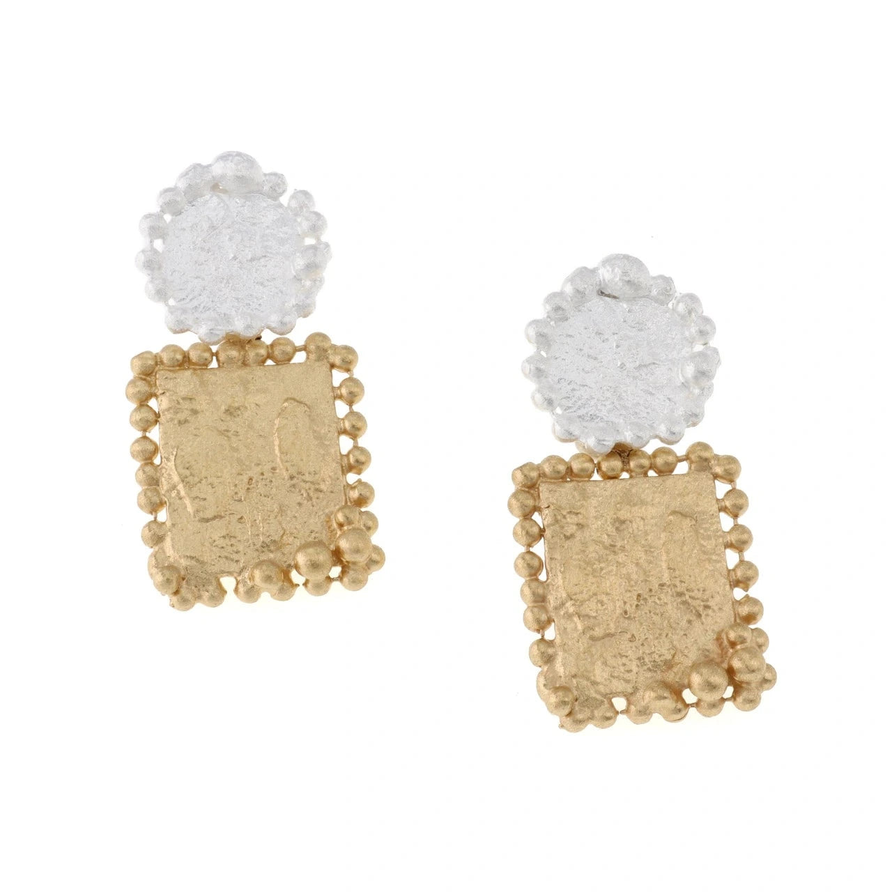Ces boucles d'oreilles se composent de deux éléments distincts. Sur l'oreille, un disque en argent. En suspension, un carré en argent plaqué or jaune. La granulation délicate souligne les détails du métal travaillé.