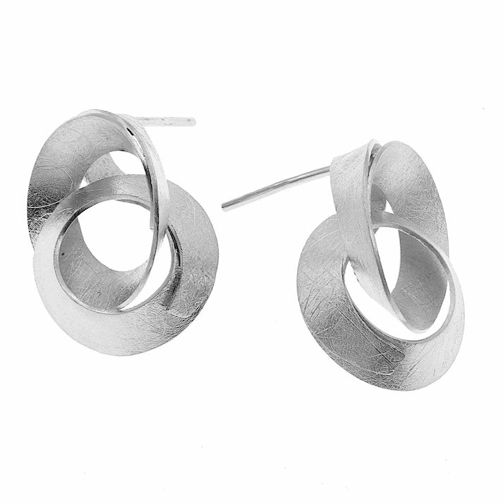 Clous d'oreilles représentant deux boucles entrelacés en argent texturé.