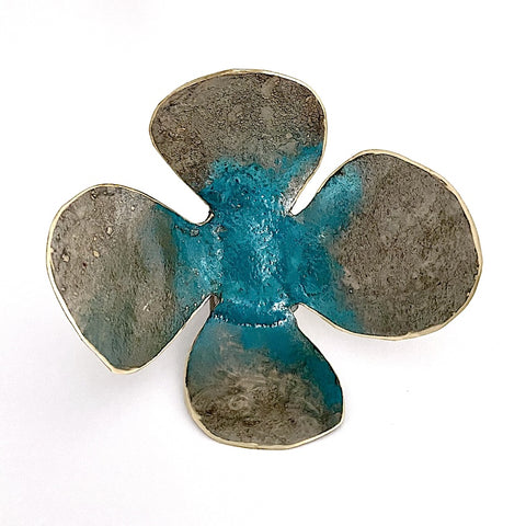 Bague  réglable en forme de Fleur XL à 4 pétales en bronze et pigments acrylique gris et bleu, peinte à la main.