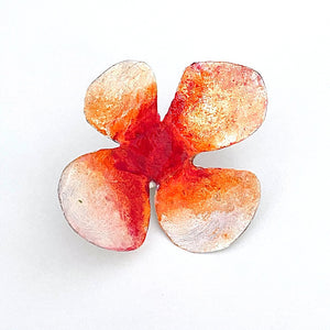 Bague fleur à 4 pétales peinte à la main, en bronze et pigments acryliques orange et blanc.