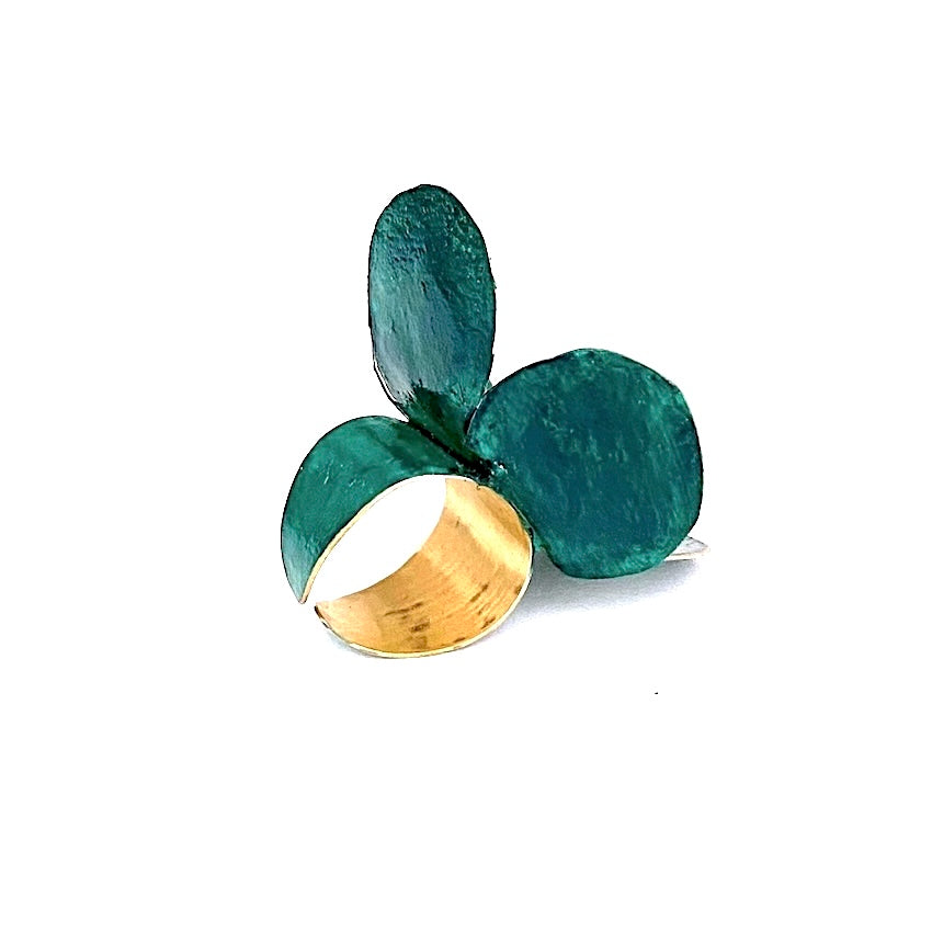 Bague réglable en forme de fleur à 4 pétales. De couleur vert foncé.