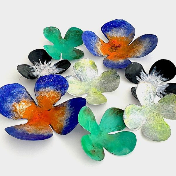 Choix de grandes boucles multicolor en forme de fleurs.