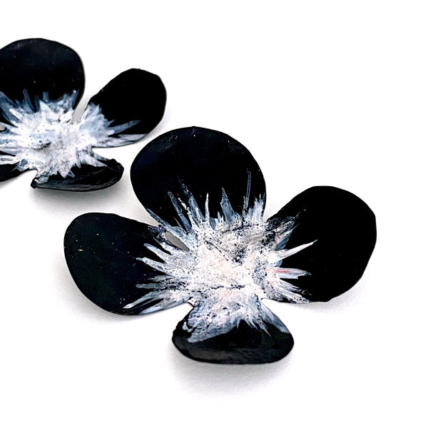 Grandes boucles d'oreilles fleurs à 4 pétales noires, coeur blanc. Bijoux en bronze et pigments acrylique peints à la main.