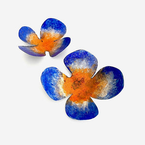 Boucles d'oreilles XL en forme de fleurs à 4 pétales en bronze et pigments acrylique bleu et orange. Peint à la main.