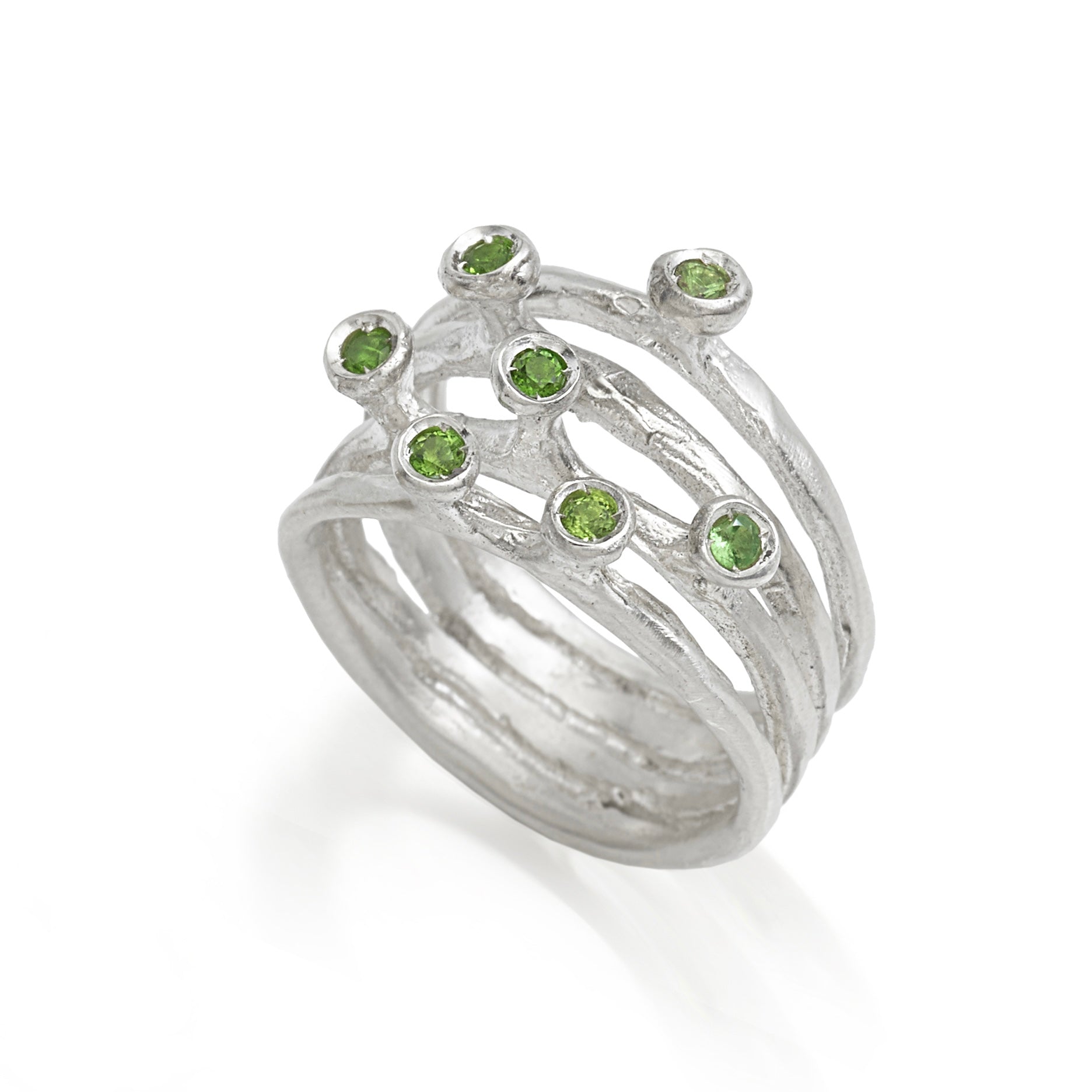 Bague argent 4 anneaux fins ornés de 7 Grenats verts.