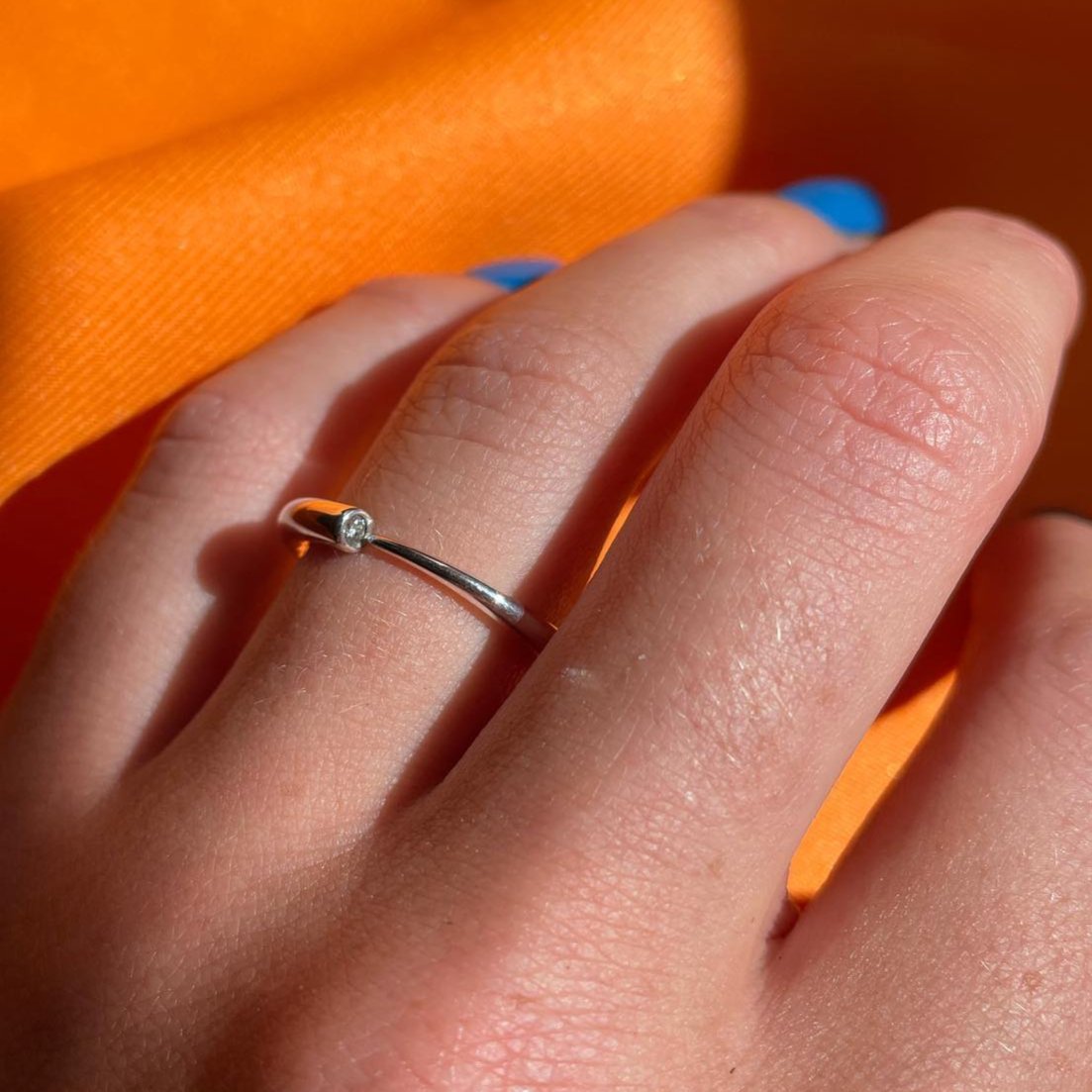 Bague minimaliste en argent poli . Un anneau arrondi et confortable qui se rétrécit et se termine en pointe sur un diamant de taille brilliant.