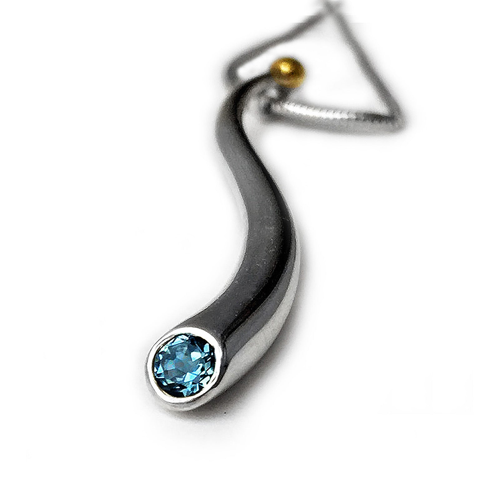 Long pendentif ondulé et incurvé en argent poli présenté sur une chaîne serpent en argent, agrémentée d'une perle en or jaune et d'une topaze ronde bleue facettée.