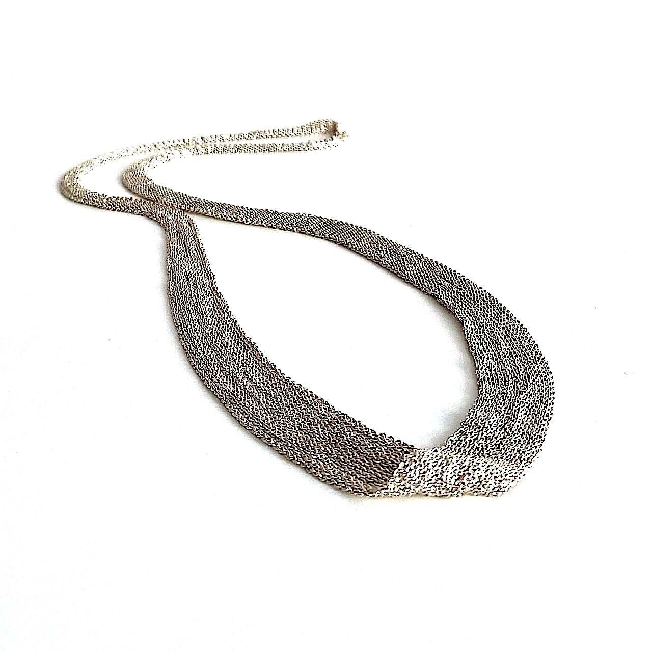 Long collier, réalisé en chaîne d'argent et fil de soie en forme de ruban dégradé.