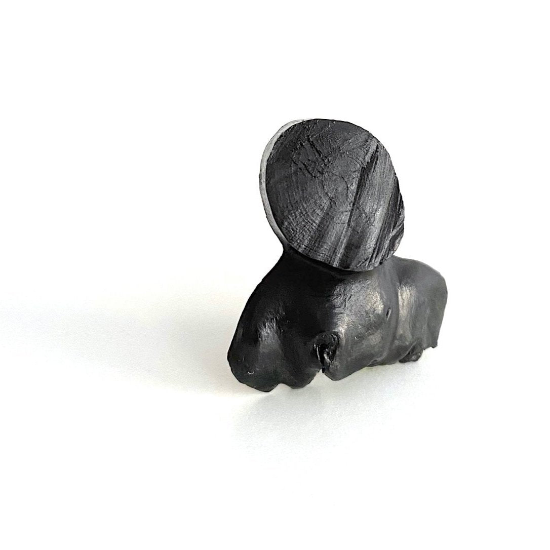 Broche noire taillée dans du bois de bouleau.