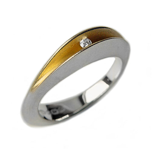 Bague ligne épurées en argent satiné, intérieur plaqué or 22k avec 1 diamant serti.