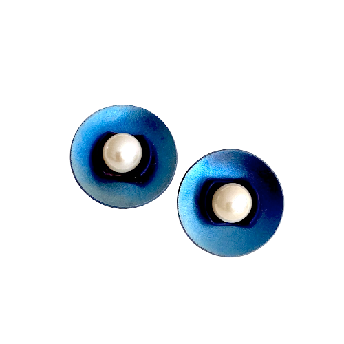  Boucles oreilles modernes perles de culture blanches soulignées par une coupole en titane bleu foncé sur un disque de titane bleu satiné légèrement plus clair 