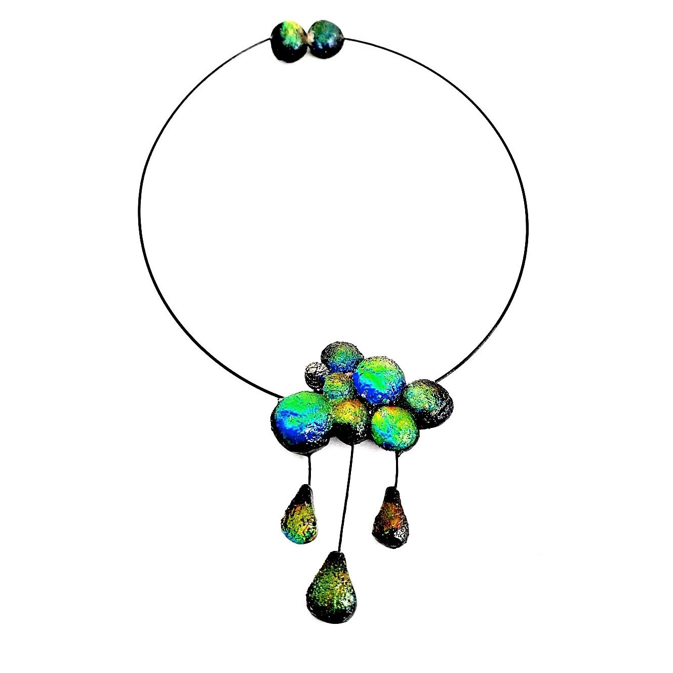 Ce collier présente un nuage et ses trois gouttes de pluie. Réalisé en résine texturée et irisée aux reflets vert, est assemblé sur un câble noir.