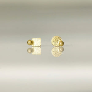 Puces d'oreilles or jaune asymétriques , ronde et carrée ornées d'une perle d'or.