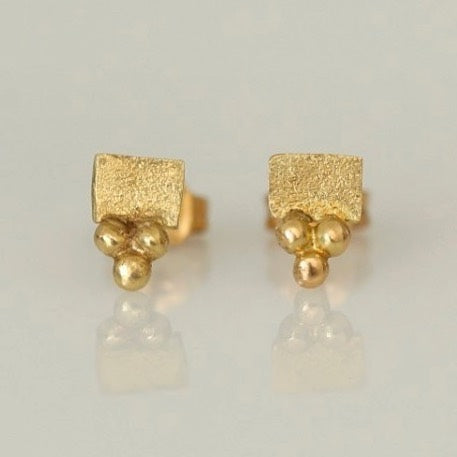 Puces d'oreilles or jaune 18 carats formes carrées ornées de 3 perles d'or.