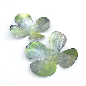 Boucles d'oreilles grandes Fleurs à 4 pétales en bronze peint à la main avec des pigments acrylique gris et vert amande.
