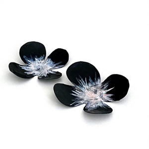 Grandes boucles d'oreilles Fleurs 4 pétales noires, coeur blanc peintes à la peintes à la main.
