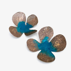 Grandes boucles Fleurs à 4 pétales en bronze et pigments acrylique gris et bleu peint à la main.