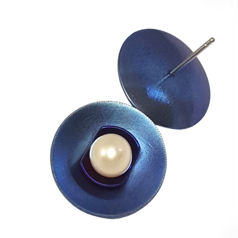 Boucles oreilles modernes perles de culture blanches soulignées par une coupole en titane bleu foncé sur un disque de titane bleu satiné légèrement plus clair 