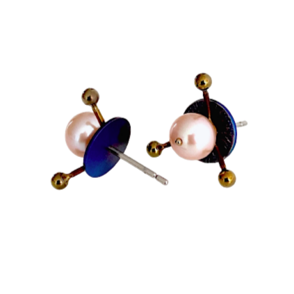 Boucles d'oreilles en forme de satellite avec au centre un disque de titane bleu orné d'une perle de culture rose et 3 perles de titane doré