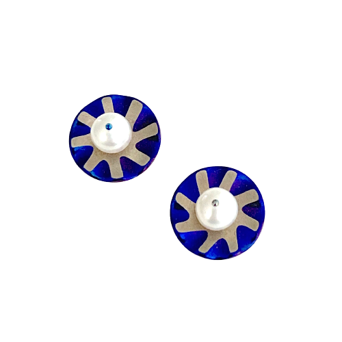 Boucles d'oreilles perles de culture blanches sur disque titane bleu et gris forme marguerite