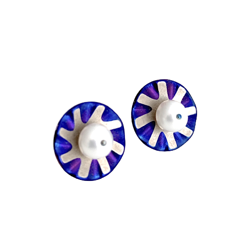 Boucles d'oreilles perles de culture blanches sur disque titane bleu et gris représentant une marguerite stylisée