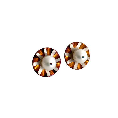Boucles d'oreilles perles de culture blanches sur disque titane orange et gris forme marguerite