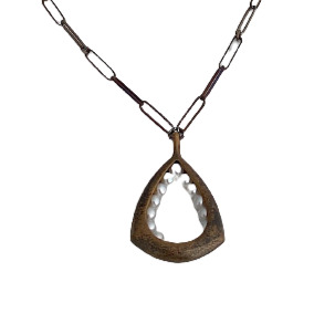 Pendentif bronze forme losange avec perles de culture blanches, chaîne maillons titane