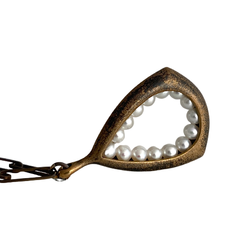 Pendentif bronze en forme losange et perles natuelles blanches, chaîne maillons titane 