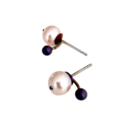 Puces d'oreilles en forme de virgules ornées d'une perle de culture rose et d'une perle de titane bleue
