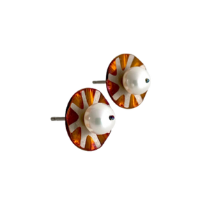 Boucles d'oreilles perles de culture blanches sur disque titane orange et gris forme marguerite