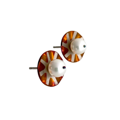 Boucles d'oreilles perles de culture blanches sur disque titane orange et gris forme marguerite