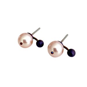 Puces d'oreilles en forme de virgules ornées d'une perle de culture naturelle rose et d'une perle de titane bleue