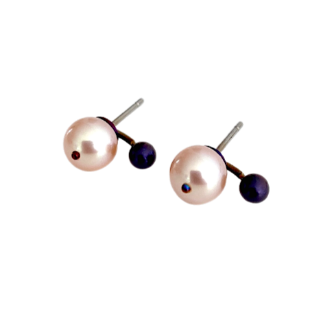 Puces d'oreilles en forme de virgules ornées d'une perle de culture naturelle rose et d'une perle de titane bleue