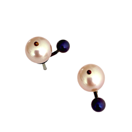 Puces d'oreilles en forme de virgules ornées d'une perle de culture rose et d'une perle de titane bleue